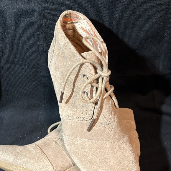 EUC TOMS WEDGE BOOTIES SZ 7.5 beige, tie up - Picture 6 of 8
